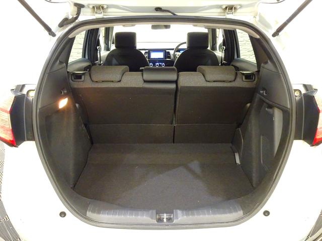 フィット ｅ：ＨＥＶホーム　禁煙　純正ナビＴＶ　純正ドラレコ前後　ＥＴＣ　ＬＥＤ　リアカメラ　Ｂｌｕｅｔｏｏｔｈ　衝突軽減Ｂ　ＶＳＡ　サイドエアバッグ　パーキングセンサー　クルーズコントロール　スマートキー　ワンオーナー（16枚目）