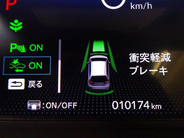 フィット ｅ：ＨＥＶホーム　ブラックスタイル　元デモカー　禁煙　純正ディスプレイオーディオ　リアカメラ　Ｂｌｕｅｔｏｏｔｈ　衝突軽減Ｂ　ＶＳＡ　サイドエアバッグ　パーキングセンサー　クルーズコントロール　スマートキー　オートＡＣ　純正ＡＷ（3枚目）