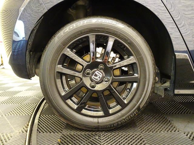 フィット ｅ：ＨＥＶホーム　ブラックスタイル　元デモカー　禁煙　純正ディスプレイオーディオ　リアカメラ　Ｂｌｕｅｔｏｏｔｈ　衝突軽減Ｂ　ＶＳＡ　サイドエアバッグ　パーキングセンサー　クルーズコントロール　スマートキー　オートＡＣ　純正ＡＷ（9枚目）