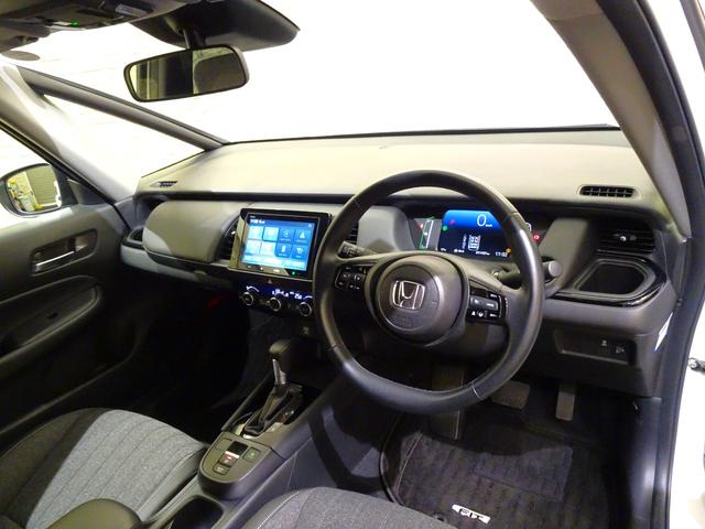 フィット ｅ：ＨＥＶホーム　ブラックスタイル　元デモカー　禁煙　純正ディスプレイオーディオリアカメラ　Ｂｌｕｅｔｏｏｔｈ　衝突軽減Ｂ　ＶＳＡ　サイドエアバッグ　パーキングセンサー　クルーズコントロール　スマートキー　純正ＡＷ　オートＡＣ（11枚目）