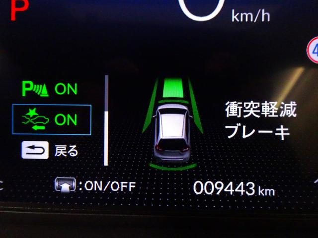 フィット ｅ：ＨＥＶホーム　ブラックスタイル　元デモカー　純正ディスプレイオーディオ　Ａｐｐｌｅ　ＣａｒＰｌａｙ　ＥＴＣ　ＬＥＤ　リアカメラ　衝突軽減Ｂ　ＶＳＡ　サイドエアバッグ　パーキングセンサー　スマートキー　オートＡＣ（4枚目）