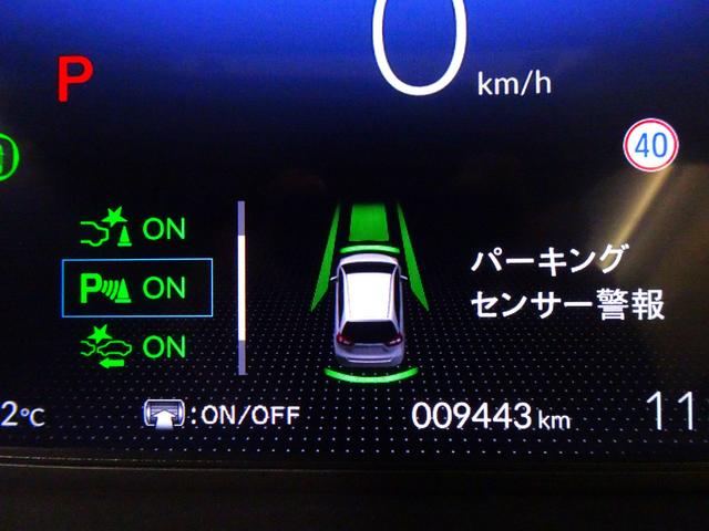 フィット ｅ：ＨＥＶホーム　ブラックスタイル　元デモカー　純正ディスプレイオーディオ　Ａｐｐｌｅ　ＣａｒＰｌａｙ　ＥＴＣ　ＬＥＤ　リアカメラ　衝突軽減Ｂ　ＶＳＡ　サイドエアバッグ　パーキングセンサー　スマートキー　オートＡＣ（5枚目）