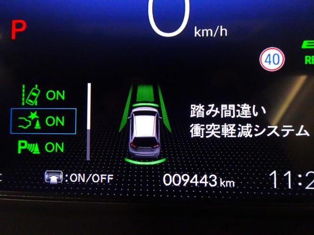 フィット ｅ：ＨＥＶホーム　ブラックスタイル　元デモカー　純正ディスプレイオーディオ　Ａｐｐｌｅ　ＣａｒＰｌａｙ　ＥＴＣ　ＬＥＤ　リアカメラ　衝突軽減Ｂ　ＶＳＡ　サイドエアバッグ　パーキングセンサー　スマートキー　オートＡＣ（6枚目）