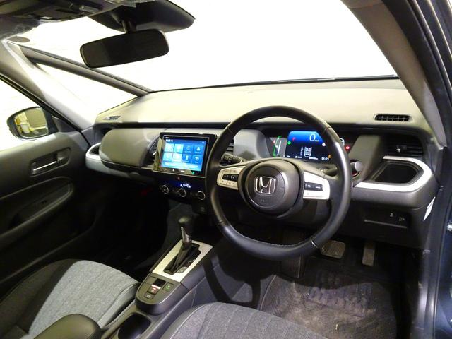 フィット ｅ：ＨＥＶホーム　ブラックスタイル　元デモカー　純正ディスプレイオーディオ　Ａｐｐｌｅ　ＣａｒＰｌａｙ　ＥＴＣ　ＬＥＤ　リアカメラ　衝突軽減Ｂ　ＶＳＡ　サイドエアバッグ　パーキングセンサー　スマートキー　オートＡＣ（14枚目）