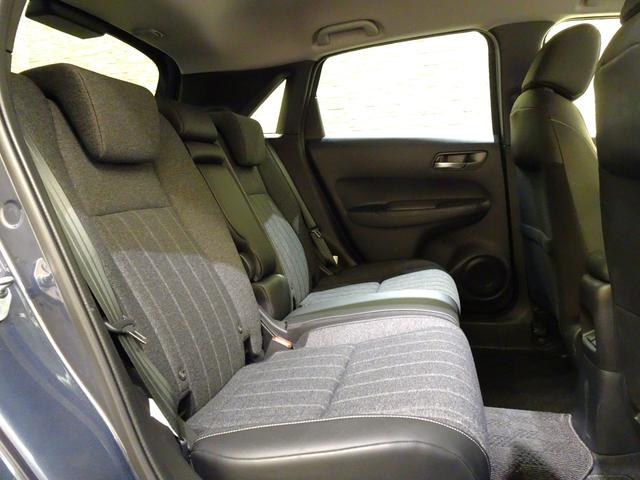 フィット ｅ：ＨＥＶホーム　ブラックスタイル　元デモカー　純正ディスプレイオーディオ　Ａｐｐｌｅ　ＣａｒＰｌａｙ　ＥＴＣ　ＬＥＤ　リアカメラ　衝突軽減Ｂ　ＶＳＡ　サイドエアバッグ　パーキングセンサー　スマートキー　オートＡＣ（16枚目）