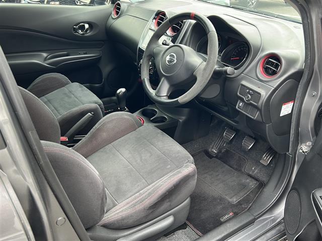 ノート ニスモ　Ｓ　５速ＭＴ　社外ナビ　ＣＤ　ＤＶＤ　ＢＴ　フルセグＴＶ　バックカメラ　ＥＴＣ　スマートキー　電動格納ミラー　ＬＥＤオートライト（4枚目）