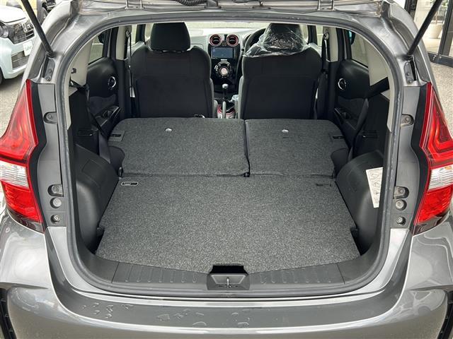 ノート ニスモ　Ｓ　５速ＭＴ　社外ナビ　ＣＤ　ＤＶＤ　ＢＴ　フルセグＴＶ　バックカメラ　ＥＴＣ　スマートキー　電動格納ミラー　ＬＥＤオートライト（11枚目）