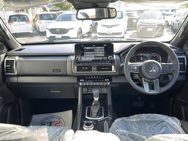 トライトン ＧＳＲ　衝突軽減システム　純正ナビ　フルセグＴＶ　Ｂｌｕｅｔｏｏｔｈ　全方位カメラ　半革　運転席パワーシート　前席シートヒーター　レーダークルーズコントロール　ステアリングヒーター　ＢＳＭ　フロアマット（2枚目）