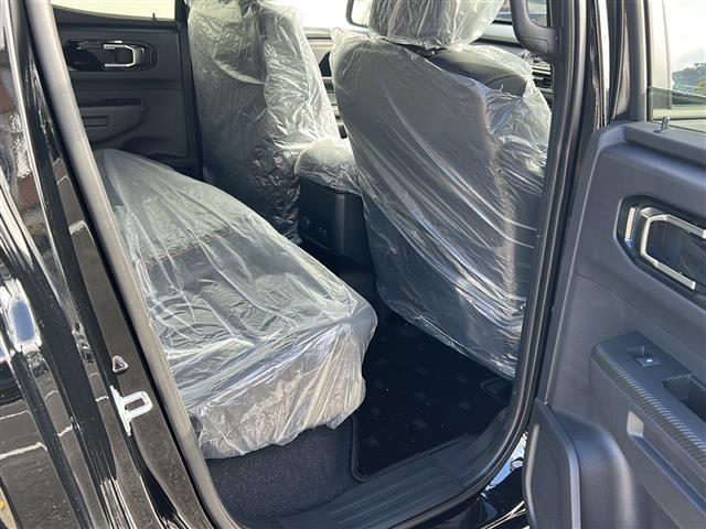 トライトン ＧＳＲ　衝突軽減システム　純正ナビ　フルセグＴＶ　Ｂｌｕｅｔｏｏｔｈ　全方位カメラ　半革　運転席パワーシート　前席シートヒーター　レーダークルーズコントロール　ステアリングヒーター　ＢＳＭ　フロアマット（7枚目）