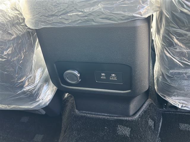 トライトン ＧＳＲ　衝突軽減システム　純正ナビ　フルセグＴＶ　Ｂｌｕｅｔｏｏｔｈ　全方位カメラ　半革　運転席パワーシート　前席シートヒーター　レーダークルーズコントロール　ステアリングヒーター　ＢＳＭ　フロアマット（18枚目）
