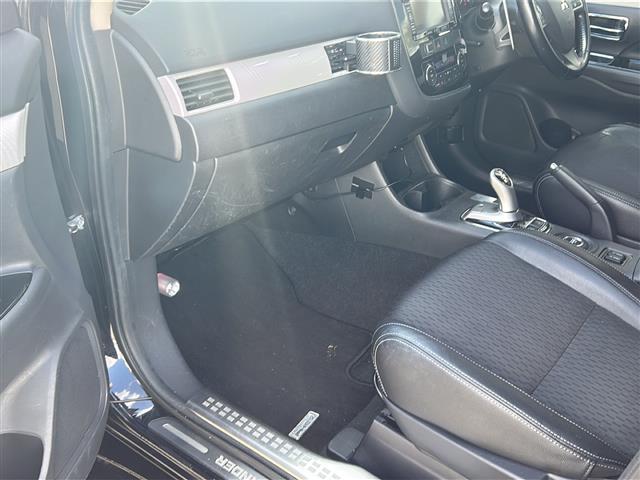 アウトランダーＰＨＥＶ Ｇナビパッケージ　衝突軽減システム　純正ナビ　バックカメラ　ＣＤ　ＤＶＤ　Ｂｌｕｅｔｏｏｔｈ　１００Ｖ充電　半革　前席シートヒーター　ＬＥＤヘッドライト　社外フロントカメラ　レーダークルコン　パドルシフト　ＥＴＣ（12枚目）