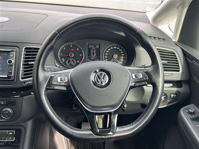 シャラン TDI ハイライン 1オナ 半革 BSM 電動リア ドラレコ ETC ルーフレール パドルシフト 電動パーキングブレーキ 純正フロアマット フルセグTV レーンキープアシスト 両側電動スライドドア 衝突軽減システム(3枚目)