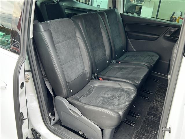 シャラン TDI ハイライン 1オナ 半革 BSM 電動リア ドラレコ ETC ルーフレール パドルシフト 電動パーキングブレーキ 純正フロアマット フルセグTV レーンキープアシスト 両側電動スライドドア 衝突軽減システム(6枚目)