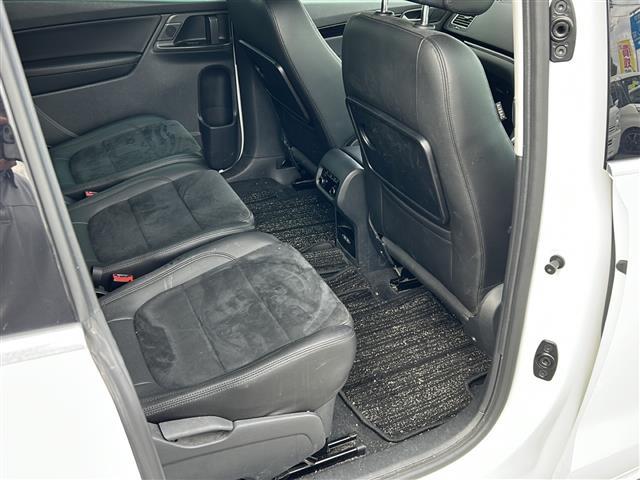 シャラン TDI ハイライン 1オナ 半革 BSM 電動リア ドラレコ ETC ルーフレール パドルシフト 電動パーキングブレーキ 純正フロアマット フルセグTV レーンキープアシスト 両側電動スライドドア 衝突軽減システム(7枚目)