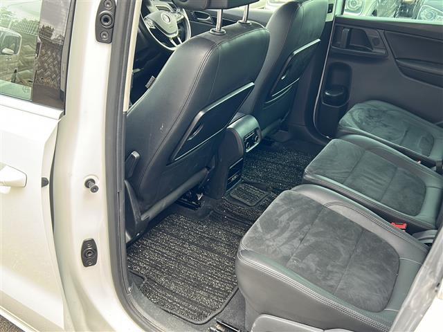 シャラン TDI ハイライン 1オナ 半革 BSM 電動リア ドラレコ ETC ルーフレール パドルシフト 電動パーキングブレーキ 純正フロアマット フルセグTV レーンキープアシスト 両側電動スライドドア 衝突軽減システム(14枚目)