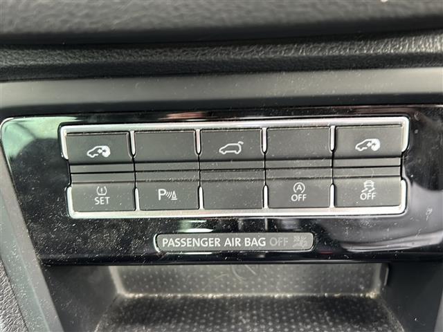 シャラン TDI ハイライン 1オナ 半革 BSM 電動リア ドラレコ ETC ルーフレール パドルシフト 電動パーキングブレーキ 純正フロアマット フルセグTV レーンキープアシスト 両側電動スライドドア 衝突軽減システム(22枚目)