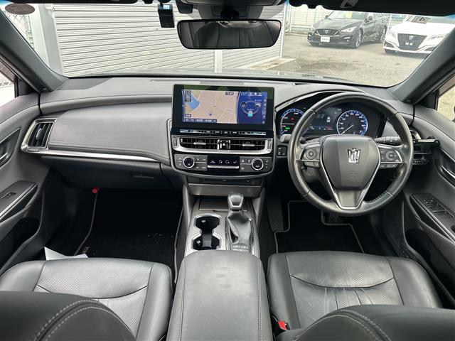 クラウンハイブリッド ＲＳ　リミテッドＩＩ　衝突軽減　１２．３型ナビ　全周囲カメラ　フルセグＴＶ　ＢＴ　ＣＤ　ＤＶＤ　レザーシート　パワーシート　シートヒーター　ベンチレーション　ＨＵＤ　ＢＳＭ　レーダークルーズコントロール　ＥＴＣ　ＬＥＤ（2枚目）