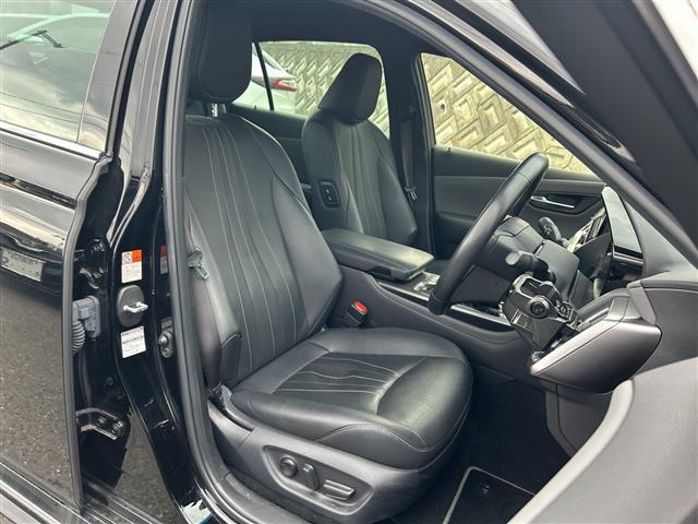 クラウンハイブリッド ＲＳ　リミテッドＩＩ　衝突軽減　１２．３型ナビ　全周囲カメラ　フルセグＴＶ　ＢＴ　ＣＤ　ＤＶＤ　レザーシート　パワーシート　シートヒーター　ベンチレーション　ＨＵＤ　ＢＳＭ　レーダークルーズコントロール　ＥＴＣ　ＬＥＤ（4枚目）