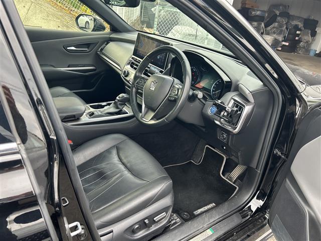 クラウンハイブリッド ＲＳ　リミテッドＩＩ　衝突軽減　１２．３型ナビ　全周囲カメラ　フルセグＴＶ　ＢＴ　ＣＤ　ＤＶＤ　レザーシート　パワーシート　シートヒーター　ベンチレーション　ＨＵＤ　ＢＳＭ　レーダークルーズコントロール　ＥＴＣ　ＬＥＤ（5枚目）