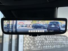 【デジタルインナーミラー（トヨタ）】車両後方カメラの映像をルームミラーに映すことが出来ます。　そのため、後席に人や荷物があって後方が見えづらい場合でもしっかり視界を確保することが出来ます。 6
