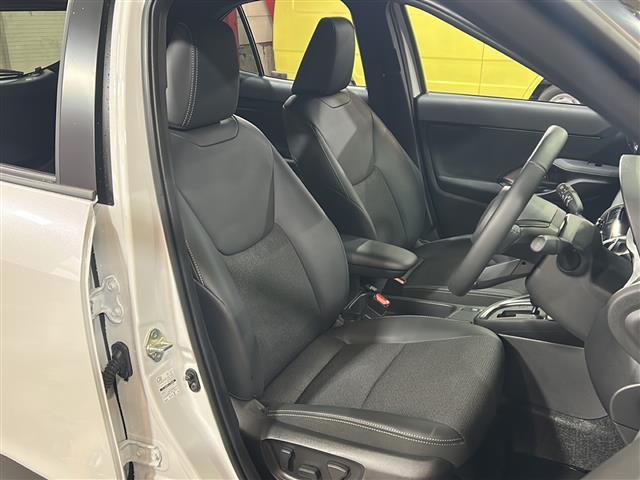 ヤリスクロス Z ウルバーノ 純正ナビ レーダークルーズコントロール レーンキープアシスト プリクラッシュセーフティー パノラミックビューモニター ステアリングヒーター パワーシート シートヒーター SOSコール ステリも ETC(22枚目)