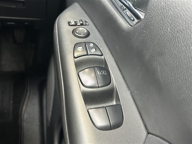 セレナ ハイウェイスター 社外ナビ フリップダウンモニター エマージェンシーブレーキ 両側パワスラ 前後ドラレコ ETC LEDヘッドライト 純正アルミ バックカメラ レー探 車線逸脱警報 アイドリングストップ 横滑り防止装置(11枚目)