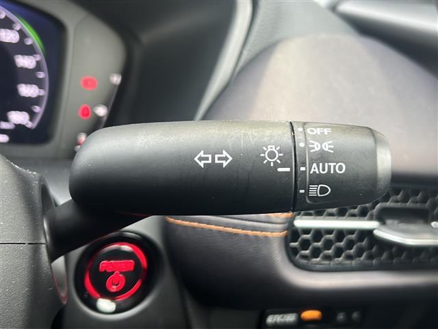 ＺＲ－Ｖ ｅ：ＨＥＶ　Ｚ　純正ナビ・ＡＭ／ＦＭ・ＣＤ・ＤＶＤ・Ｂｌｕｅｔｏｏｔｈ・ＵＳＢ端子・フルセグＴＶ・主要装備・置くだけ充電・ドライブレコーダー・電動リアゲート・ＥＴＣ２．０・シートヒーター・パワーシート・純正マット（11枚目）