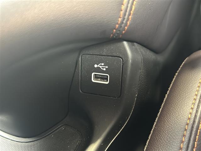 ＺＲ－Ｖ ｅ：ＨＥＶ　Ｚ　純正ナビ・ＡＭ／ＦＭ・ＣＤ・ＤＶＤ・Ｂｌｕｅｔｏｏｔｈ・ＵＳＢ端子・フルセグＴＶ・主要装備・置くだけ充電・ドライブレコーダー・電動リアゲート・ＥＴＣ２．０・シートヒーター・パワーシート・純正マット（18枚目）