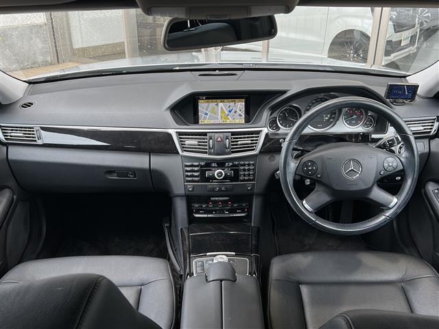 Eクラス E350 ブルーテック アバンギャルド 純正ナビ バックカメラ クルーズコントロール コーナーセンサー シートヒーター パワーシート 横滑り防止装置 純正フロアマット 純正アルミホイール レーダー探知機 キセノンヘッドライト ETC(6枚目)