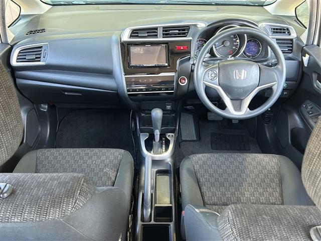 フィット 13G・Fパッケージ 社外ナビ・Bluetooth・CD・AUX・AM・FM・バックカメラ・横滑り防止装置・ステアリングリモコン・純正フロアマット・純正ホイールキャップ・プッシュスタート・スマートキー・アイドリングストップ(4枚目)