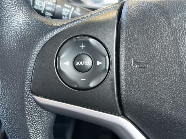 フィット 13G・Fパッケージ 社外ナビ・Bluetooth・CD・AUX・AM・FM・バックカメラ・横滑り防止装置・ステアリングリモコン・純正フロアマット・純正ホイールキャップ・プッシュスタート・スマートキー・アイドリングストップ(6枚目)