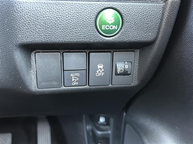 フィット 13G・Fパッケージ 社外ナビ・Bluetooth・CD・AUX・AM・FM・バックカメラ・横滑り防止装置・ステアリングリモコン・純正フロアマット・純正ホイールキャップ・プッシュスタート・スマートキー・アイドリングストップ(11枚目)