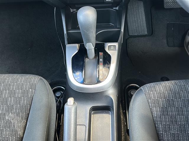 フィット 13G・Fパッケージ 社外ナビ・Bluetooth・CD・AUX・AM・FM・バックカメラ・横滑り防止装置・ステアリングリモコン・純正フロアマット・純正ホイールキャップ・プッシュスタート・スマートキー・アイドリングストップ(12枚目)