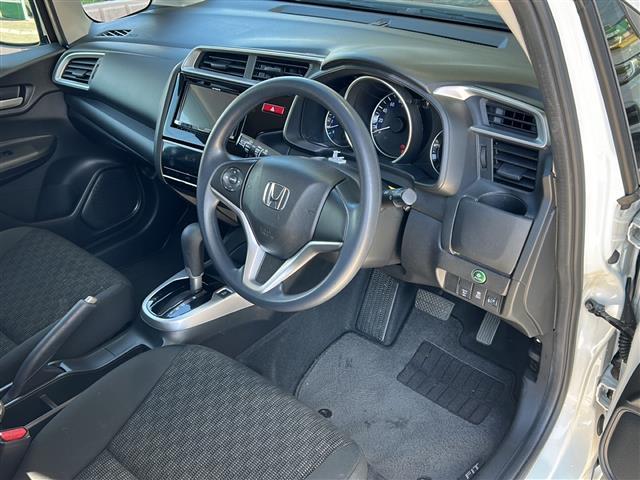フィット 13G・Fパッケージ 社外ナビ・Bluetooth・CD・AUX・AM・FM・バックカメラ・横滑り防止装置・ステアリングリモコン・純正フロアマット・純正ホイールキャップ・プッシュスタート・スマートキー・アイドリングストップ(19枚目)