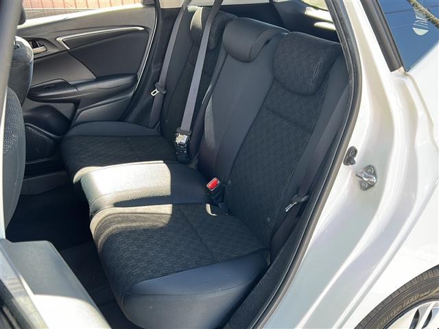 フィット 13G・Fパッケージ 社外ナビ・Bluetooth・CD・AUX・AM・FM・バックカメラ・横滑り防止装置・ステアリングリモコン・純正フロアマット・純正ホイールキャップ・プッシュスタート・スマートキー・アイドリングストップ(24枚目)