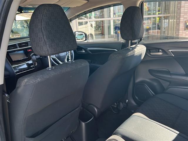 フィット 13G・Fパッケージ 社外ナビ・Bluetooth・CD・AUX・AM・FM・バックカメラ・横滑り防止装置・ステアリングリモコン・純正フロアマット・純正ホイールキャップ・プッシュスタート・スマートキー・アイドリングストップ(25枚目)