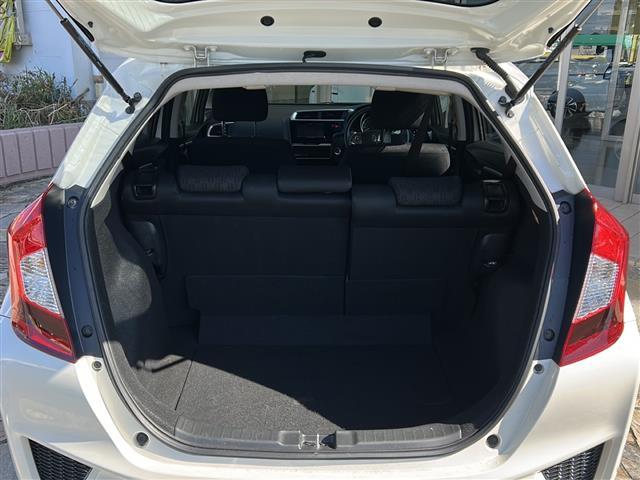 フィット 13G・Fパッケージ 社外ナビ・Bluetooth・CD・AUX・AM・FM・バックカメラ・横滑り防止装置・ステアリングリモコン・純正フロアマット・純正ホイールキャップ・プッシュスタート・スマートキー・アイドリングストップ(26枚目)