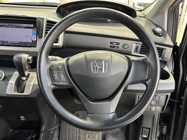 フリード G ジャストセレクション 純正メモリナビ・DVD・CD・AM・FM・Bluetooth・ワンセグTV・バックカメラ・ステアリングリモコン・ドライブレコーダー前・横滑り防止・社外フロアマット・純正ホイールキャップ・両側パワスラ(5枚目)