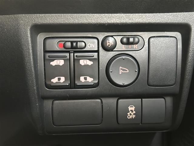 フリード G ジャストセレクション 純正メモリナビ・DVD・CD・AM・FM・Bluetooth・ワンセグTV・バックカメラ・ステアリングリモコン・ドライブレコーダー前・横滑り防止・社外フロアマット・純正ホイールキャップ・両側パワスラ(11枚目)