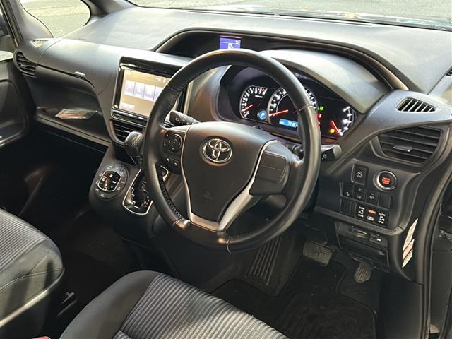 ヴォクシー ZS 煌 純正ナビ・両側パワスラ・後席モニター・衝突軽減・レーンキープ・バックカメラ・ビルトインETC・ドラレコ前後・純正フロアマット・純正アルミホイール・LEDヘッドライト・オートライト・オートハイビーム(19枚目)