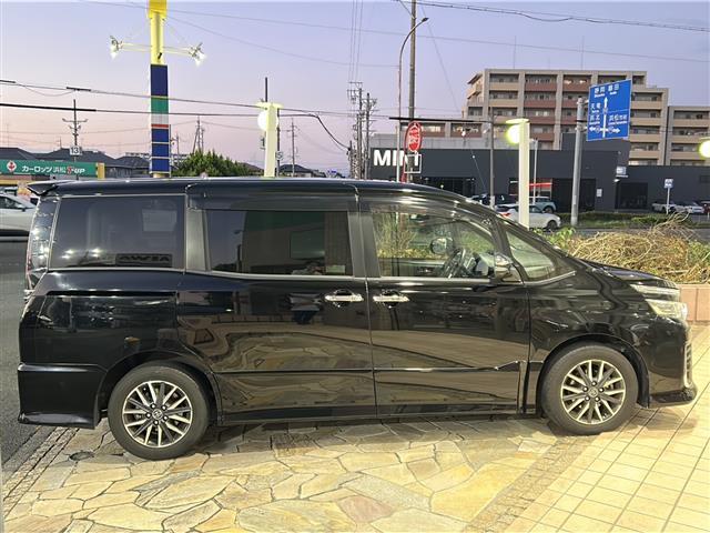 ヴォクシー ZS 煌 純正ナビ・両側パワスラ・後席モニター・衝突軽減・レーンキープ・バックカメラ・ビルトインETC・ドラレコ前後・純正フロアマット・純正アルミホイール・LEDヘッドライト・オートライト・オートハイビーム(32枚目)