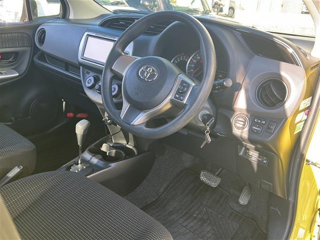 ヴィッツ F 純正ナビ(AM FM CD DVD SD ワンセグテレビ Bluetooth AUX)ドラレコ ETC 純正フロアマット 純正ホイールキャップ ステアリングリモコン アイドリングス(11枚目)