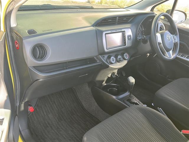 ヴィッツ F 純正ナビ(AM FM CD DVD SD ワンセグテレビ Bluetooth AUX)ドラレコ ETC 純正フロアマット 純正ホイールキャップ ステアリングリモコン アイドリングス(15枚目)