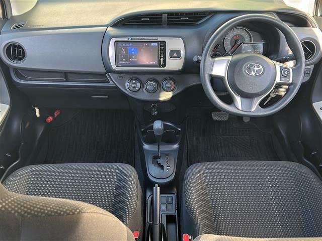 ヴィッツ F 純正ナビ(AM FM CD DVD SD ワンセグテレビ Bluetooth AUX)ドラレコ ETC 純正フロアマット 純正ホイールキャップ ステアリングリモコン アイドリングス(20枚目)