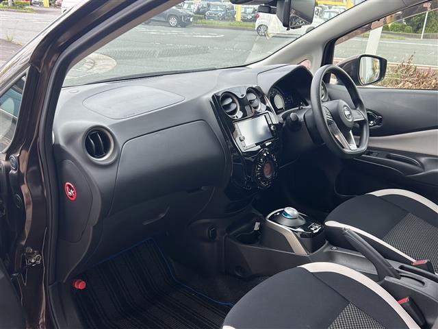 ノート e-パワー X 純正ナビ アラウンドビューモニター ETC エマージェンシーブレーキ オートエアコン オートライト レーンキープアシスト 横滑り防止装置 ドライブレコーダー デジタルインナーミラー 純正フロアマット(24枚目)