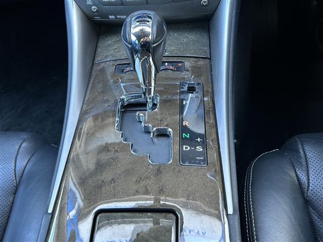 IS IS250 バージョンL 純正ナビ・衝突軽減・追従クルコン・コーナーセンサー前後・バックカメラ・パドルシフト・ビルトインETC・レザーシート・パワーシートD/N席・シートヒーターD/N席・エアシートD/N席・純正アルミ(17枚目)