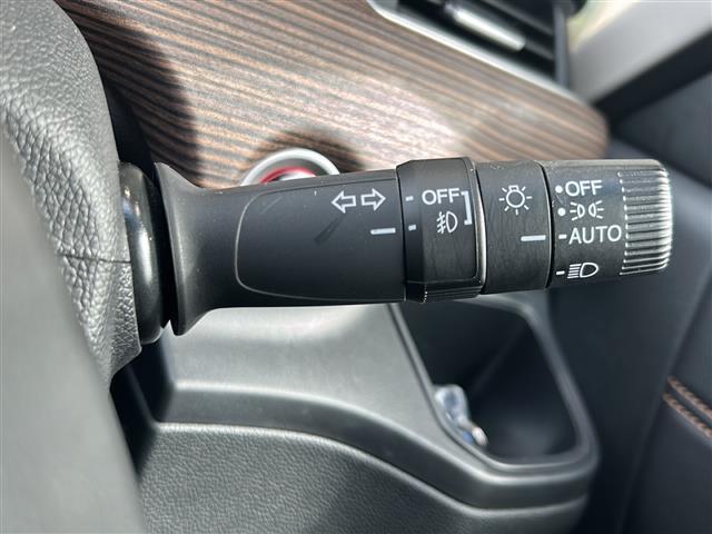 フリードハイブリッド ハイブリッド・クロスターホンダセンシング 純正ナビ ドライブレコーダー シートヒーター レーダークルーズコントロール スマートキー 両側パワースライドドア ETC バックカメラ ステアリングリモコン レーンキープ プッシュスタート 純正アルミ(12枚目)