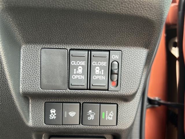 フリードハイブリッド ハイブリッド・クロスターホンダセンシング 純正ナビ ドライブレコーダー シートヒーター レーダークルーズコントロール スマートキー 両側パワースライドドア ETC バックカメラ ステアリングリモコン レーンキープ プッシュスタート 純正アルミ(14枚目)