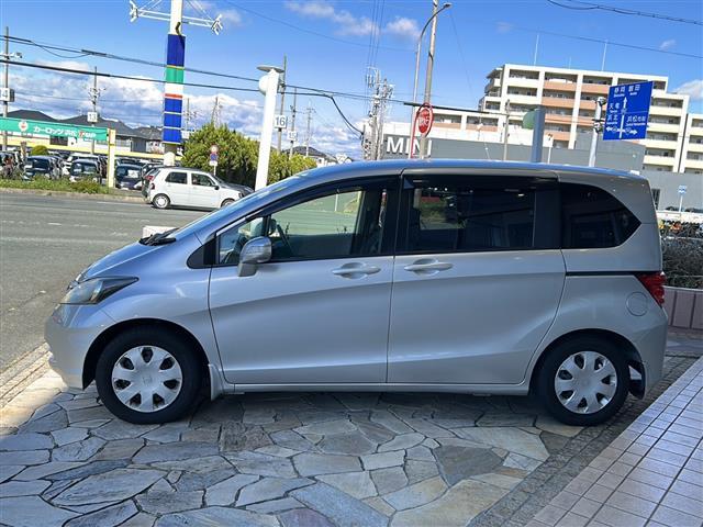 フリード G ジャストセレクション 社外ナビ(AM FM CD ワンセグテレビ iPod) 片側パワースライドドア チップアップシート 3列シート ETC 純正フロアマット キノセンヘッドライト オートライト リモコンキー スペアキー(5枚目)