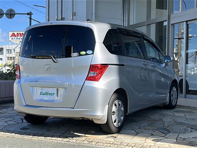 フリード G ジャストセレクション 社外ナビ(AM FM CD ワンセグテレビ iPod) 片側パワースライドドア チップアップシート 3列シート ETC 純正フロアマット キノセンヘッドライト オートライト リモコンキー スペアキー(8枚目)